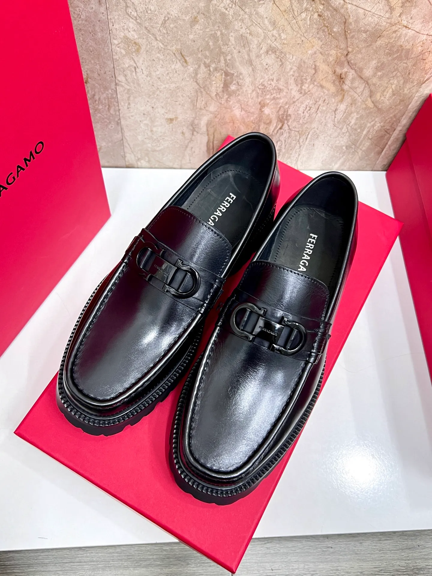Original quality P580 Brand: Ferragamo Standard size: Men's size 38/44 (45.46 can be customized) Grade: Same style as the official website High-quality men's shoes Material: Customized first-layer calfskin with water-dyed cowhide lining Cowhide tiptoe Original non-slip and wear-resistant rubber outsole Style category: Men's formal business leather shoes are young and fashionable European and American trends British style Casual matching and comfortable feet Color: actual picture